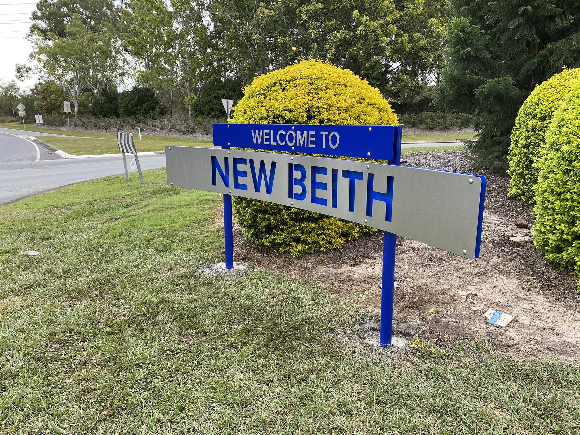 freestanding welcome sign